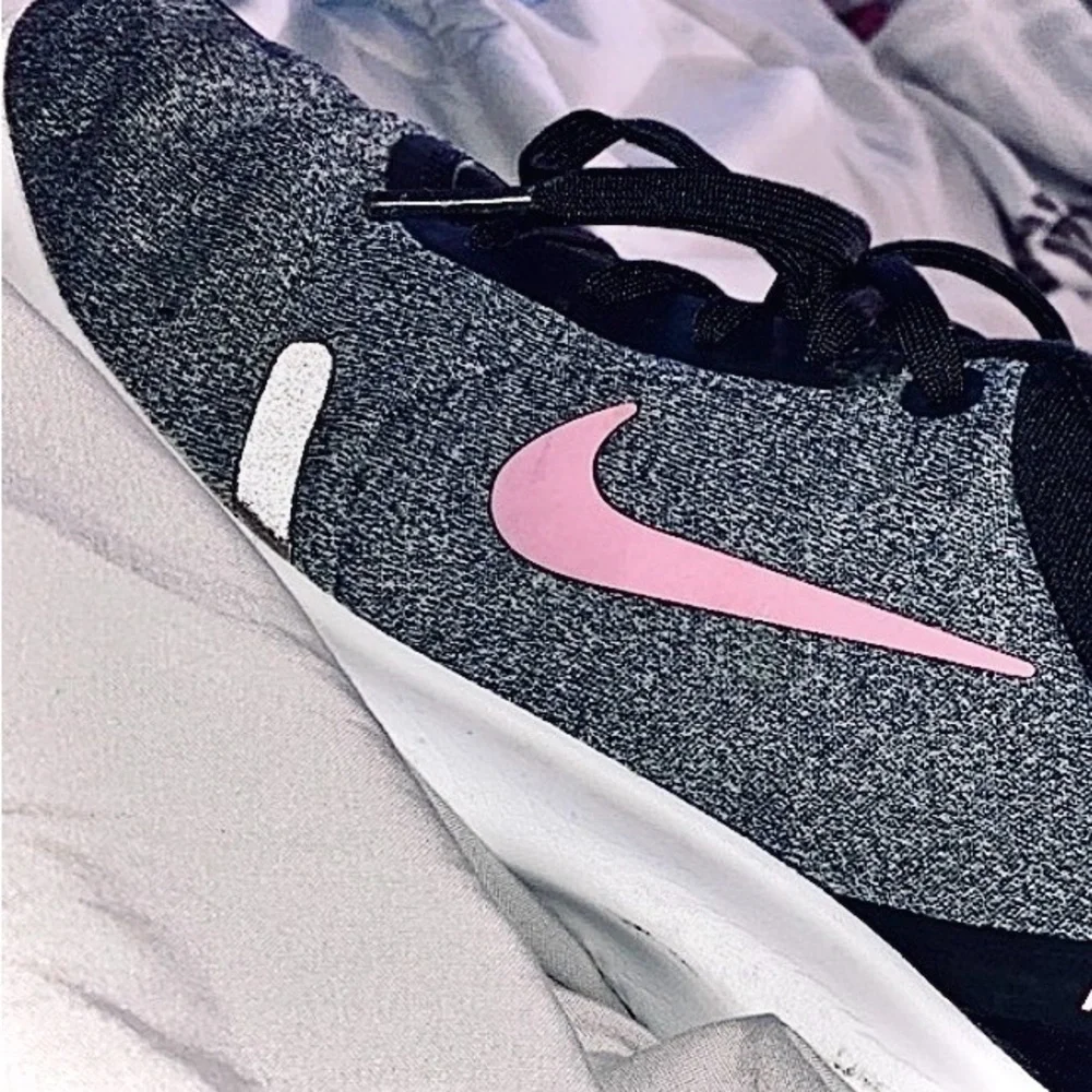 NIKE Sneakers, Gray, Black, & White w/ Pink Logo, Size: 7, Good Condition! SHOE1